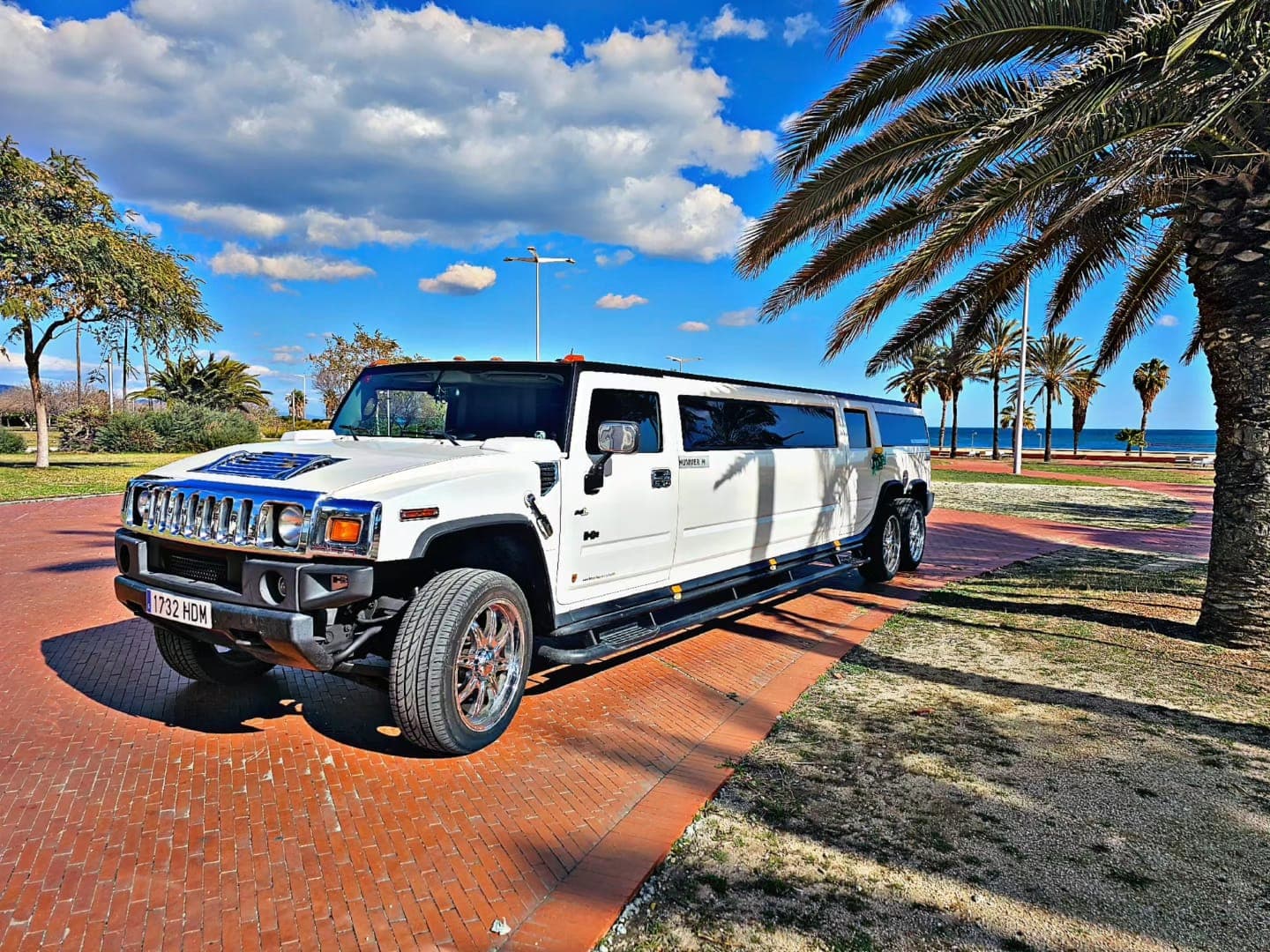 Imagen de limusina Hummer blanca